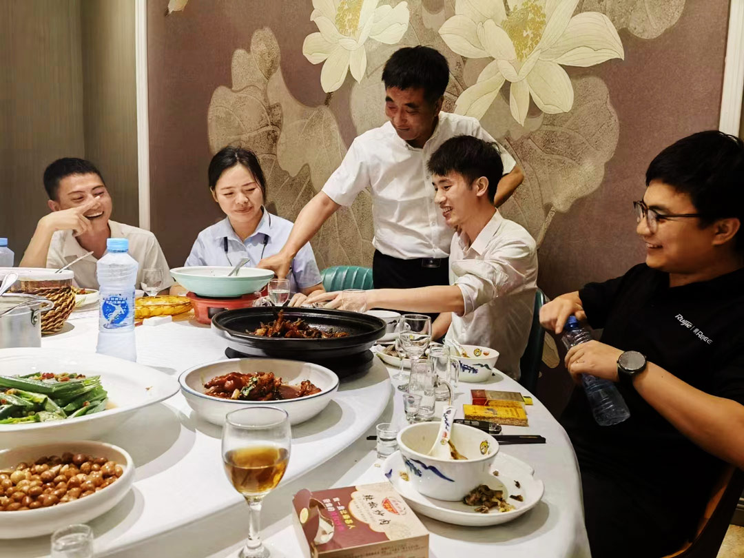 白酒夜飲，前程似錦